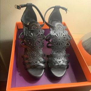 Isola Delanna Black 7.5 Sandals Heel